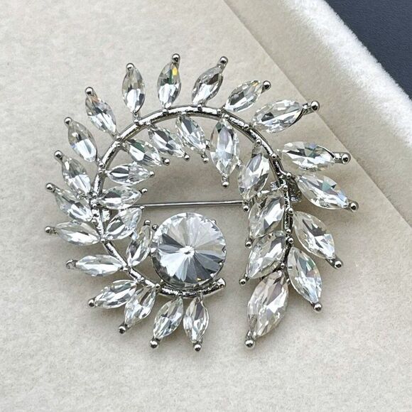 Silver with White Diamond Crystal Floral Leaf Wreath Pin Back Brooch - Picture 2 of 8